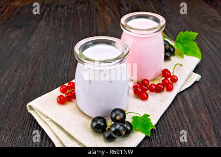 Cocktail di latte con il nero e ribes rosso sul bordo scuro Foto Stock