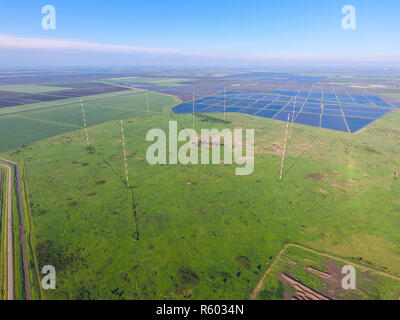 Antenne Antenne a onde lunghe la comunicazione tra i campi di riso piano Foto Stock