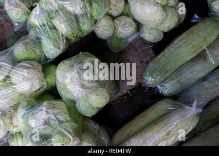 Verdure a un mercato confezionati in una busta di plastica trasparente. In Hat Yai, Thailandia. Foto Stock