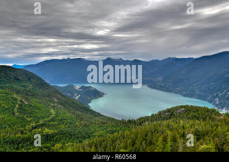 Garibaldi Lago è un lago alpino in British Columbia, Canada, BC. È situato vicino a Squamish e Whistler. In Garibaldi provincial park è possibile vedere mo Foto Stock