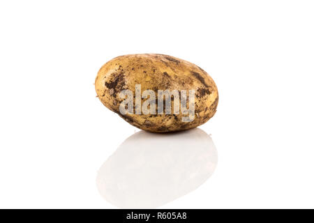 Patate sporche isolati su sfondo bianco. Foto Stock