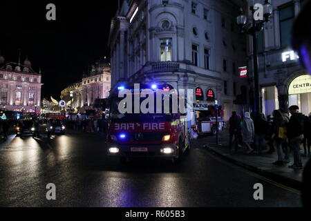 Motore Fire emegency veicolo in movimento attraverso strade con luce lampeggiante, London, England, Regno Unito Foto Stock