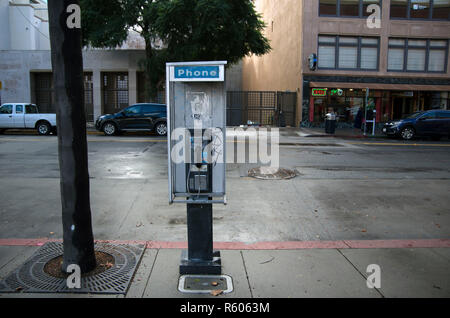 Si possono ancora trovare i telefoni a pagamento per le strade del centro cittadino di San Jose. Foto Stock