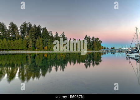 Vancouver Downtown skyline al tramonto da Stanley Park, Canada. Foto Stock