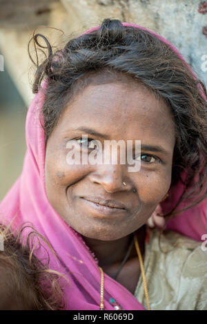 Ritratto di una donna sorridente con caraffa rosa, Udaipur, Rajasthan, India Foto Stock