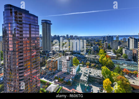 Vista aerea della città moderna skyline di Vancouver, British Columbia, Canada durante una giornata di sole. Foto Stock