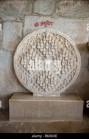 Simbolo di marmo intagliato intricately al Tempio di Ranakpur Jain, Rajasthan, India Foto Stock