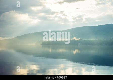 Affacciato sul bel lago George. Foto Stock