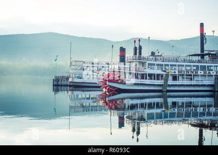 Affacciato sul bel lago George. Foto Stock