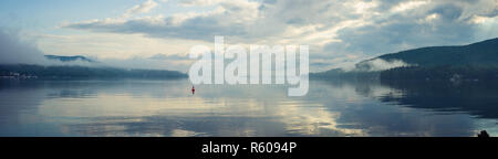 Affacciato sul bel lago George. Foto Stock