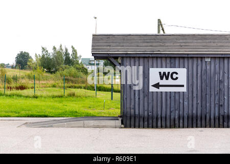 Icona di servizi igienici, toilette pubblica segni ,Wc segno e direzione su sfondo di legno Foto Stock