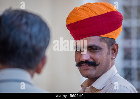 Guardia con baffi e turbante a Mehrangarh Fort, Jodhpur, Rajasthan, India Foto Stock