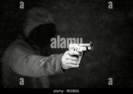 I FANTASMI DI figura con una pistola nel buio Foto Stock