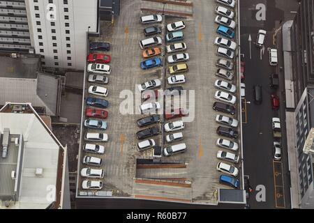 Parcheggio auto su un tetto Foto Stock