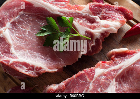 Bistecche di carne di maiale cruda Foto Stock