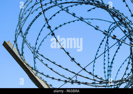 Filo spinato sulla recinzione. Recinzioni protettive appositamente protetti Foto Stock