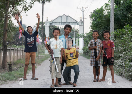 Di Hpa-an, MYANMAR - 18 novembre, 2018: immagine orizzontale di felice ragazzi birmani che pongono a Myaing Ka Lay villaggio situato in Hpa-An, Myanmar Foto Stock