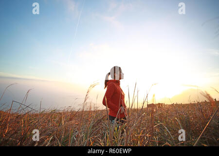 Ragazza sul prato del picco Foto Stock