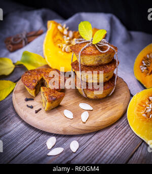 Zucca dolce muffin su una tavola di legno Foto Stock