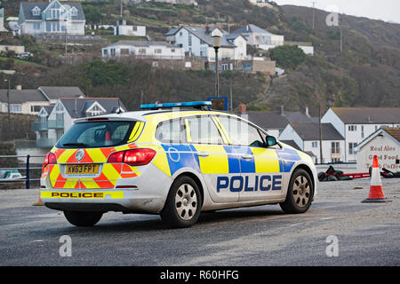 Auto della polizia che frequentano un incidente a Portreath in Cornovaglia, Inghilterra, Regno Unito. Foto Stock