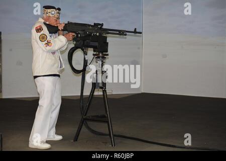 IMPERIAL Beach, California (18 aprile 2017) Stu Hedley un pensionato Navy Chief Petty Officer di II Guerra Mondiale veterano e Pearl Harbor superstite, incendi un simulatore M240B mitragliatrice trainer durante la sua visita a bordo costiero gruppo fluviale (CRG) 1 a Naval Outlying campo di atterraggio in Imperial Beach. La costiera forza fluviale è core Navy la funzionalità che fornisce risorse di alto valore di protezione e le operazioni di sicurezza marittima nelle zone costiere e le vie navigabili interne. Foto Stock