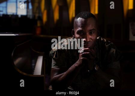 U. S. Marine Corps Gunnery Sgt. Bennett Nelson Jr, un Marine Air Ground Task Force Planner assegnato a 3 aeromobili marino ala (3dMAW), G-3, le operazioni di posa per una fotografia presso la Marine Corps Air Station Miramar Cappella di San Diego, California, 26 aprile 2017. Nelson è un musicista che equilibra la sua passione di servire Dio nella Chiesa e nel suo paese attraverso il Marine Corps. Foto Stock