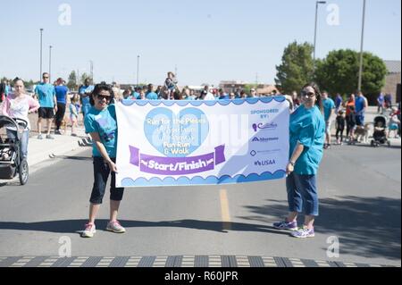 La Gioventù e Teen Center hosted girare per i pezzi, un divertente correre e camminare che mira ad accrescere la consapevolezza per i bambini che sono nello spettro dell'autismo il 22 aprile 2017 a Holloman Air Force Base, N.M. Centinaia di adulti e bambini hanno partecipato all'esecuzione in ordine al supporto di sensibilizzazione sull'autismo. Foto Stock