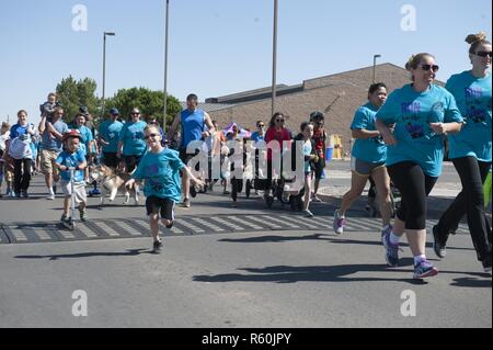 La Gioventù e Teen Center hosted girare per i pezzi, un divertente correre e camminare che mira ad accrescere la consapevolezza per i bambini che sono nello spettro dell'autismo il 22 aprile 2017 a Holloman Air Force Base, N.M. La corsa è stata seguita da Carnival-style eventi inclusi viso dipinti, il palloncino animale e la creazione di un fun Photo Booth. Foto Stock