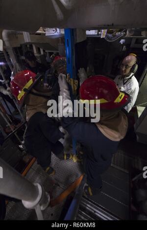 Oceano atlantico (26 aprile 2017) - i marinai si applicano di puntellamento per simulare un incidente a bordo del Arleigh Burke-class guidato-missile destroyer USS Carney (DDG 64) durante un controllo dei danni esercizio di formazione partecipando a bandiera Officer Sea allenamento Aprile 26, 2017. Carney, distribuita a Rota, Spagna, sta conducendo la sua pattuglia di terzi negli Stati Uniti Sesta flotta area di operazioni a sostegno degli Stati Uniti per gli interessi di sicurezza nazionali in Europa. (U.S. Foto di Marina di Massa lo specialista di comunicazione di terza classe Weston Jones/rilasciato) Foto Stock