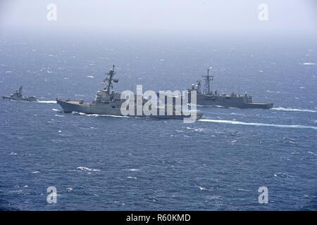 Mar Rosso (26 aprile 2017) le visite-missile destroyer USS Truxtun (DDG 103), a sinistra, vapori in formazione con la fregata egiziana ENS Taba (F 916), a destra e in rapido movimento di barca FMB XXI Ottobre, anteriore, durante un esercizio di foto (PHOTOEX) per concludere esercizio Eagle salutate 17. Eagle salutano Aquila/risposta 17 è un esercizio multilaterale con l'Egitto, Arabia Saudita e Emirati arabi uniti per migliorare la mutua capacità in le operazioni di sicurezza marittima. Truxtun è distribuito negli Stati Uniti Quinta Flotta area di operazioni a sostegno della sicurezza marittima operazioni destinate a rassicurare gli alleati e partner e preservare th Foto Stock