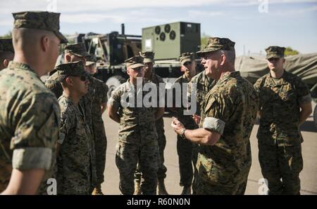 Xix Cappellano del Marine Corps, U.S. Navy Adm posteriore. Brent Scott, visitato Marine Corps Air Station Yuma, Ariz., 26 aprile 2017, come parte di un corso di una settimana gita per osservare di marine e di avviare con loro circa il loro benessere spirituale. Foto Stock