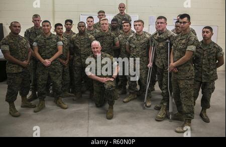 Xix Cappellano del Marine Corps, U.S. Navy Adm posteriore. Brent Scott, visitato Marine Corps Air Station Yuma, Ariz., 26 aprile 2017, come parte di un corso di una settimana gita per osservare di marine e di avviare con loro circa il loro benessere spirituale. Foto Stock