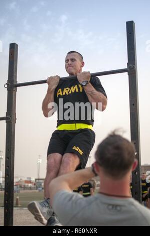 Spc. William Lloyd, un cavo Installer-Maintainer sistemi con la 316supporto comando (Expeditionary), partecipa al braccio flesso-bloccarsi durante le qualifiche per forze armate tedesche distintivo per competenza militare. La 316CES e il primo supporto di comando (Teatro) aveva i privilegi di ospitare il riconoscimento delle qualifiche a Camp Arifjan in Kuwait il 27 aprile 2017. Foto Stock