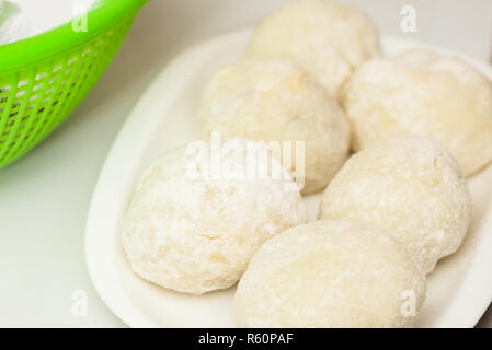 Fasi di preparazione del tradizionale piatto colombiano chiamato ripiene patate: patate ripiene coperti con farina Foto Stock