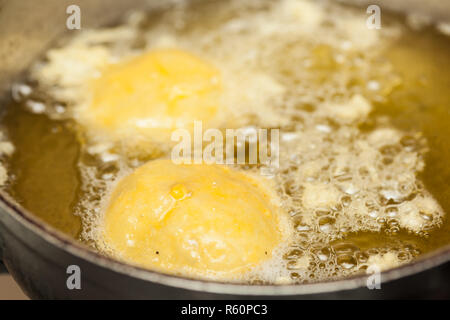 Fasi di preparazione del tradizionale piatto colombiano chiamato patate ripiene : frittura Patate ripiene Foto Stock