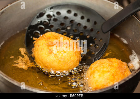 Fasi di preparazione del tradizionale piatto colombiano chiamato patate ripiene : frittura Patate ripiene Foto Stock