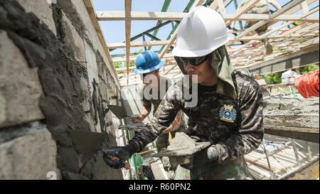 Esercito filippino PFC. Michael Angelo Macatol, anteriore, E DEGLI STATI UNITI Marine Cpl. Quentin Newton applicare concrete per una struttura di parete in una nuova classe durante Balikatan 2017 in Ormoc City, Leyte, Aprile 29, 2017. Servizio filippino i membri e i militari Usa gli ingegneri hanno lavorato insieme per costruire nuove aule a Don Carlos Scuola Elementare di Ormoc. La maggiore interoperabilità tra i militari statunitensi e forze armate delle Filippine migliorerà la disponibilità di assistenza umanitaria e di soccorso in caso di catastrofe funzionalità. Balikatan è un annuale U.S.-militari filippini esercizio bilaterale si è focalizzato su un vari Foto Stock