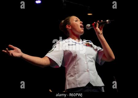 Master Sgt. Alyson Jones, U.S. Forze Aeree del comando centrale vocalist di banda, canta durante un concerto insieme con la comunità di Doha Orchestra presso la scuola americana di Doha, Aprile 29, 2017. Gli Stati Uniti Le forze di aria di comando centrale di banda è il primo permanentemente assegnato Air Force Band alla centrale di comando Area di responsabilità. In base Al Udeid Air Base, Qatar, la banda è compresa di distribuito aviatori da active duty, Riserva e Air National Guard bande. Foto Stock