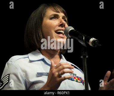 Il personale Sgt. Ainsley Davis, U.S. Forze Aeree del comando centrale vocalist di banda, canta durante un concerto insieme con la comunità di Doha Orchestra presso la scuola americana di Doha, Aprile 29, 2017. Gli Stati Uniti Le forze di aria di comando centrale di banda è il primo permanentemente assegnato Air Force Band alla centrale di comando Area di responsabilità. In base Al Udeid Air Base, Qatar, la banda è compresa di distribuito aviatori da active duty, Riserva e Air National Guard bande. Foto Stock