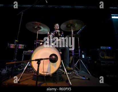 Airman 1. Classe Robert Hanson, U.S. Le forze di aria di comando centrale percussionista, suona la batteria durante un concerto insieme con la comunità di Doha Orchestra presso la scuola americana di Doha, Aprile 29, 2017. Gli Stati Uniti Le forze di aria di comando centrale di banda è il primo permanentemente assegnato Air Force Band alla centrale di comando Area di responsabilità. In base Al Udeid Air Base, Qatar, la banda è compresa di distribuito aviatori da active duty, Riserva e Air National Guard bande. Foto Stock