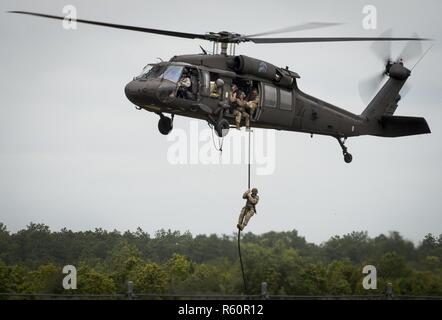 Un soldato esce un elicottero Blackhawk tramite una fune durante una dimostrazione al sesto Ranger Formazione del Battaglione evento open house 29 Aprile a Eglin Air Force Base, Fla. la manifestazione è stata un occasione per il pubblico per imparare come Rangers treno e operare. L'evento visualizza mostrava attrezzature, armi, un rettile zoo, face painting e arma sparare tra gli altri. Le manifestazioni hanno mostrato fuori mano-a-mano combattimento, un salto in paracadute, spettacolo dei serpenti, e i Rangers in azione. Foto Stock