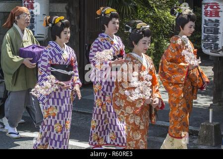 I partecipanti vestiti come koshimotos jyourous e camminare lungo la strada durante il quarantesimo annuale ponte Kintai Festival in Iwakuni City, Giappone, 29 Aprile, 2017. Il Kintai a piedi permette di Marines a prendere una parte attiva nel celebrare la storia di Iwakuni da indossare le tradizionali costumi giapponesi e attraversando il ponte Kintai. Eventi come questi aiutano Marines per saperne di più sulla storia del Giappone, mentre la creazione di interazioni positive con i loro ospiti giapponesi. Foto Stock