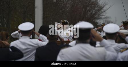 NEWPORT, R.I. (25 aprile 2017) Servizio soci e ospiti che frequentano un inizio di mattina il servizio commemorativo in Australia e Nuova Zelanda esercito (ANZAC) Giorno rendere saluta al di fuori degli STATI UNITI Naval War College McCarty-Little Hall. La cerimonia e Anzac Day commemora il servizio i membri che sono stati uccisi durante la campagna di Gallipoli durante la guerra mondiale I. Foto Stock