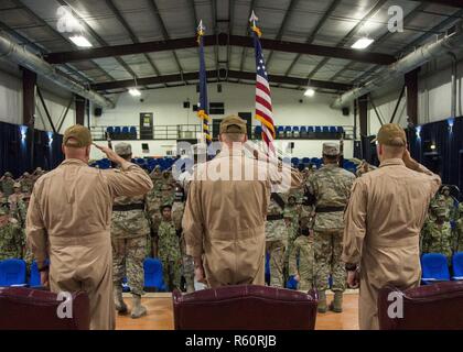 DOHA, Qatar (29 aprile 2017) - Capt. Rob Patrick, la Cmdr. Derrick Eastman e Cmdr. Il Ciad Livingston salutiamo l'alfiere durante un cambiamento di cerimonia di comando per Patrol Squadron (VP) 46 detenuti nella coalizione composto Theatre a bordo Al Udeid Air Base. Eastman assume la posizione di 82comandante. VP-46 è attualmente implementata in 5th, sesto e settimo flotta aree di responsabilità a sostegno di funzionamento inerenti a risolvere e ridare speranza. Foto Stock