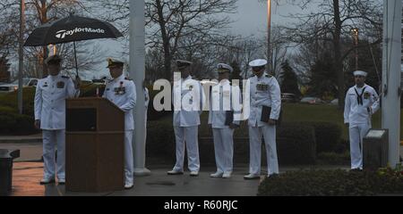 NEWPORT, R.I. (25 aprile 2017) Royal New Zealand Navy Cmdr. Sean Stewart, U.S. Naval War College (NWC) studente, fornisce le osservazioni di apertura nel corso di un inizio di mattina il servizio commemorativo in Australia e Nuova Zelanda esercito (ANZAC) Giorno al di fuori del NWC McCarty-Little Hall. La cerimonia e Anzac Day commemora il servizio i membri che sono stati uccisi durante la campagna di Gallipoli durante la guerra mondiale I. Foto Stock