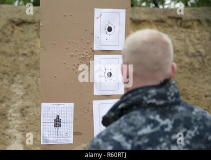 YORKTOWN, Va. (26 aprile 2017) -- Aviazione di Boatswain Mate (manipolazione) 2a classe James Harrington, da Gladewater, Texas, assegnato al gruppo Pre-Commissioning Gerald Ford (CVN 78), guarda al raggruppamento dei fori di proiettile in un bersaglio al Cheatham allegato (CAX) live-fire gamma su Naval Weapons Station Yorktown durante in-port security training di forza. Il CAX gamma viene utilizzata per tutto l'anno per pistola, fucile, fucile e qualifiche. Foto Stock