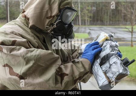 Un decimo Montagna divisione Soldier guarda alcune delle hand-held monitor dal nuovo chimici, biologici, radiologici, nucleari smontata set di ricognizione, kit e costumi (CBRN DR SKO) sistema durante la parte pratica della formazione che si è tenuto presso la forza di modifica e di mobilitazione Facility, Fort Drum, NY, 25 aprile. Foto Stock