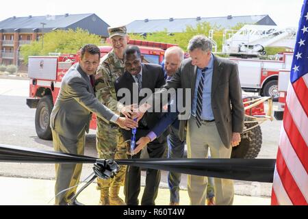 Il Mag. Gen. Scott D. Berrier, comandante generale, U.S. Army Intelligence Center di eccellenza e Fort Huachuca, unisce direttore f.f. del Bureau of Land Management Mike Nedd (centro) nel taglio del nastro la cerimonia di apertura ufficialmente la nuova base operativa per la BLM Aravaipa del veterano lotta antincendio equipaggio a Fort Huachuca, Arizona Aprile 28. Nella foto da sinistra a destra sono BLM Arizona stato Direttore Raymond Suazo, Berrier, Nedd, BLM Gila District Manager Scott Feldhausen e BLM Assistente Direttore, Fuoco e aviazione Ron Dunton. Foto Stock