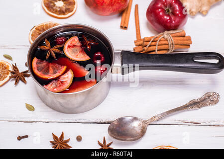 Vin brulé in una siviera in alluminio con maniglia Foto Stock