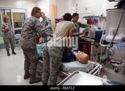 Membri della 81st operazioni mediche squadrone di partecipare in una emergenza medica scenario durante il codice blu giovedì in Keesler Medical Center stanza di emergenza 27 aprile 2017, sul Keesler Air Force Base, Miss. Sala di emergenza i membri dello staff coordinato con il laboratorio di simulazione per uso umano simulatori di paziente per l'esecuzione di varie tecniche di rianimazione avanzata scenari per migliorare Keesler la nuova medical tecnici' competenze e ottenere loro familiarità con le attrezzature di emergenza. Foto Stock